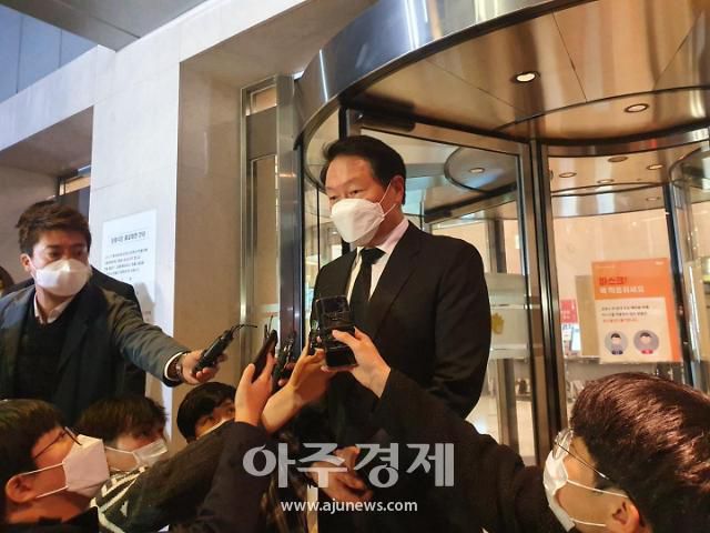 최태원 SK그룹 회장인 26일 고 이건희 회장 빈소를 찾아 조문한 뒤 취재진에게 짧은 소회를 밝히고 있다.