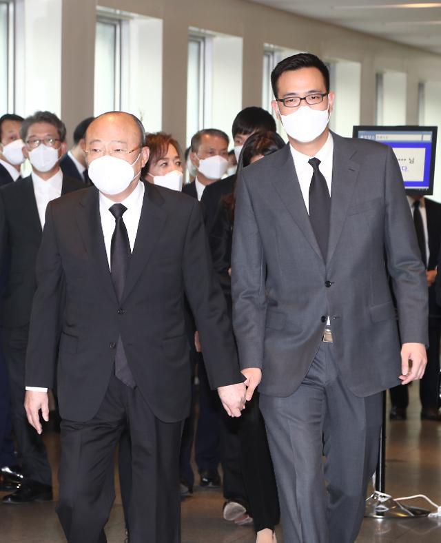 조문 마친 김승연 한화 회장     (서울=연합뉴스) 김승연 한화그룹 회장(왼쪽)과 김동선 전 한화건설 팀장이 26일 오후 고(故) 이건희 삼성그룹 회장의 빈소가 마련된 삼성서울병원 장례식장에서 조문을 마친 뒤 건물을 나서고 있다. 2020.10.26 [사진공동취재단]     photo@yna.co.kr/2020-10-26 17:44:14/ <저작권자 ⓒ 1980-2020 ㈜연합뉴스. 무단 전재 재배포 금지.>