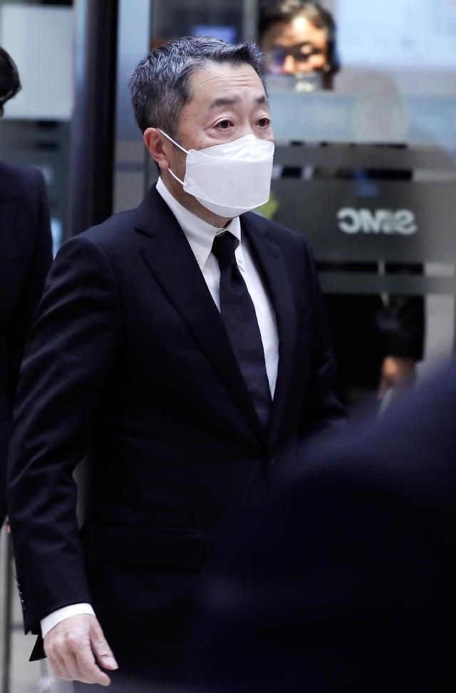 고 이건희 회장 빈소 찾은 박정원 회장     (서울=연합뉴스) 이지은 기자 = 박정원 두산그룹 회장이 26일 오후 서울 강남구 삼성서울병원 장례식장에 마련된 고(故) 이건희 삼성그룹 회장의 빈소로 들어서고 있다. 2020.10.26     jieunlee@yna.co.kr/2020-10-26 21:16:47/ <저작권자 ⓒ 1980-2020 ㈜연합뉴스. 무단 전재 재배포 금지.>