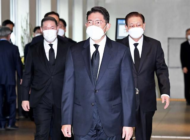 고 이건희 회장 조문 마친 조현준 효성 회장     (서울=연합뉴스) 조현준 효성 회장(가운데)이 27일 고 이건희 삼성그룹 회장의 빈소가 마련된 서울 강남구 삼성서울병원 장례식장에서 조문을 마친 뒤 건물을 나서고 있다. 2020.10.27 [사진공동취재단]     photo@yna.co.kr/2020-10-27 17:32:34/ <저작권자 ⓒ 1980-2020 ㈜연합뉴스. 무단 전재 재배포 금지.>