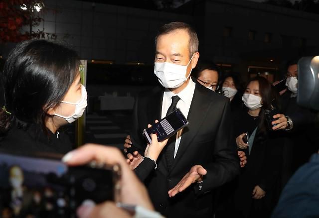 고 이건희 회장 빈소 찾은 최치훈 삼성물산 이사회 의장     (서울=연합뉴스) 최치훈 삼성물산 이사회 의장이 27일 오후 고 이건희 삼성그룹 회장의 빈소가 마련된 서울 강남구 삼성서울병원 장례식장에서 조문을 마친 뒤 취재진의 질문에 답하고 있다. 2020.10.27 [사진공동취재단]     photo@yna.co.kr/2020-10-27 18:58:22/ <저작권자 ⓒ 1980-2020 ㈜연합뉴스. 무단 전재 재배포 금지.>