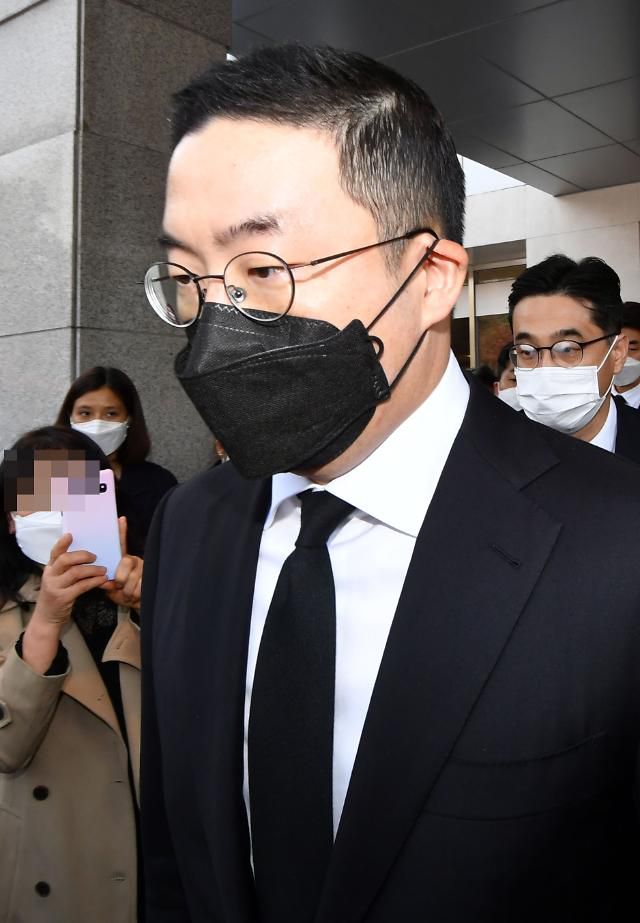 조문 마치고 떠나는 구광모 LG 회장     (서울=연합뉴스) 구광모 LG그룹 회장이 27일 오전 고 이건희 삼성그룹 회장의 빈소가 마련된 서울 강남구 삼성서울병원 장례식장에서 조문을 마친 뒤 건물을 나서고 있다. 2020.10.27 [사진공동취재단]     photo@yna.co.kr/2020-10-27 13:36:29/ <저작권자 ⓒ 1980-2020 ㈜연합뉴스. 무단 전재 재배포 금지.>