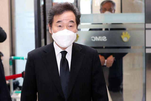 이건희 회장 빈소 찾은 이낙연 대표     (서울=연합뉴스) 더불어민주당 이낙연 대표가 26일 오전 서울 강남구 삼성서울병원에 마련된 고(故) 이건희 삼성그룹 회장의 빈소로 들어가고 있다. 2020.10.26 [사진공동취재단]     photo@yna.co.kr/2020-10-26 13:09:30/ <저작권자 ⓒ 1980-2020 ㈜연합뉴스. 무단 전재 재배포 금지.>