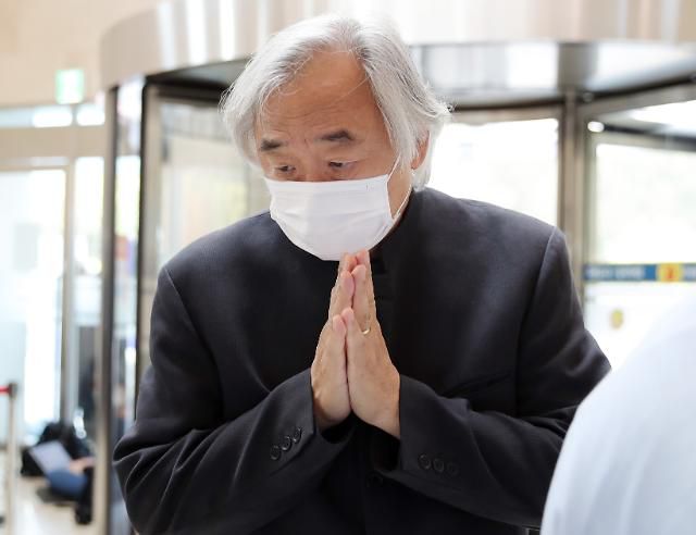 고 이건희 회장 빈소 찾은 백건우     (서울=연합뉴스) 백건우 피아니스트가 27일 오후 고 이건희 삼성그룹 회장의 빈소가 마련된 서울 강남구 삼성서울병원 장례식장에 들어서고 있다. 2020.10.27 [사진공동취재단]     photo@yna.co.kr/2020-10-27 16:00:33/ <저작권자 ⓒ 1980-2020 ㈜연합뉴스. 무단 전재 재배포 금지.>