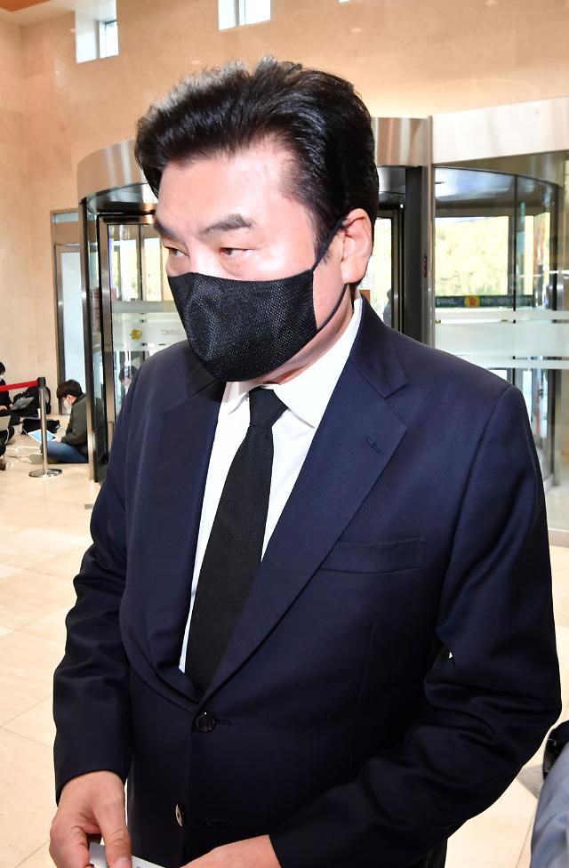 원유철 전 의원이 27일 서울 강남구 삼성서울병원 장례식장에 마련된 고 이건희 삼성그룹 회장의 빈소 조문을 하고 있다. 20.10.27