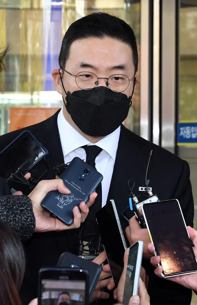 구광모 LG그룹 회장이 27일 서울 강남구 삼성서울병원 장례식장에 마련된 고 이건희 삼성그룹 회장의 빈소에서 조문을 마치고 취재진의 질문에 답하고 있다.  20.10.27