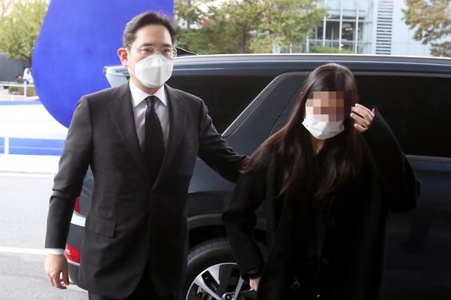 빈소 향하는 이재용 부회장     (서울=연합뉴스) 임헌정 기자 = 이재용 삼성전자 부회장이 25일 오후 이건희 삼성그룹 회장의 빈소가 마련된 서울 강남구 삼성서울병원 장례식장으로 들어서고 있다.  2020.10.25      kane@yna.co.kr/2020-10-25 18:09:46/ <저작권자 ⓒ 1980-2020 ㈜연합뉴스. 무단 전재 재배포 금지.>