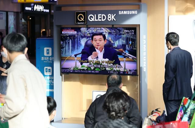 이건희 회장 별세     (서울=연합뉴스) 김인철 기자 = 이건희 삼성그룹 회장이 별세한 25일 서울역에서 시민들이 이건희 회장 별세 관련 속보를 지켜보고 있다. 2020.10.25     yatoya@yna.co.kr/2020-10-25 16:20:01/ <저작권자 ⓒ 1980-2020 ㈜연합뉴스. 무단 전재 재배포 금지.>