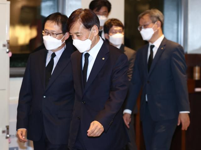 이건희 빈소 조문 마친 이주열 총재     (서울=연합뉴스) 류영석 기자 = 한국은행 이주열 총재가 27일 오후 고 이건희 삼성그룹 회장의 빈소가 마련된 서울 강남구 삼성서울병원 장례식장에서 조문을 마친 뒤 떠나고 있다. 2020.10.27     ondol@yna.co.kr/2020-10-27 21:26:25/ <저작권자 ⓒ 1980-2020 ㈜연합뉴스. 무단 전재 재배포 금지.>