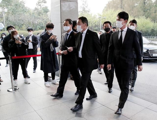 빈소에 방문하는 KPGA 관계자들