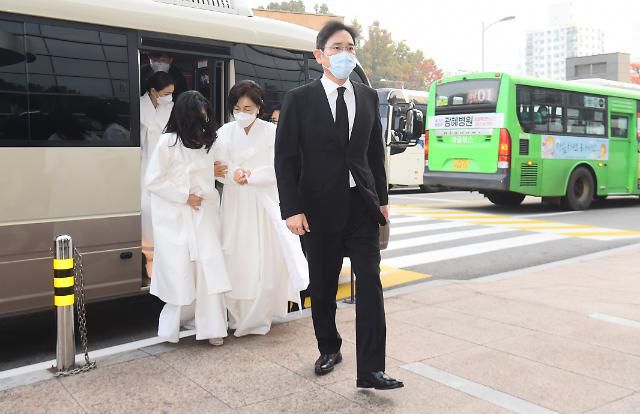 고(故) 이건희 삼성그룹 회장의 영결식이 28일 오전 삼성서울병언 장례식장에서 비공개로 열린 가운데 홍라희 전 리움미술관장과 이재용 삼성전자 부회장, 이부진 호텔신라 사장, 이서현 삼성복지재단 이사장 등 유족들이 참석하고 있다. 20.10.28