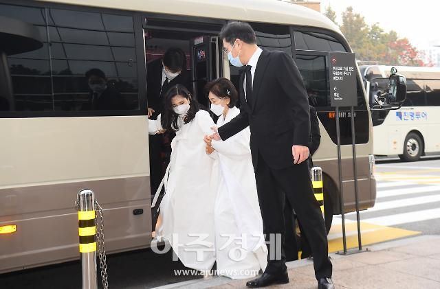 고(故) 이건희 삼성그룹 회장의 영결식이 28일 오전 삼성서울병언 장례식장에서 비공개로 열린 가운데 홍라희 전 리움미술관장과 이재용 삼성전자 부회장, 이부진 호텔신라 사장, 이서현 삼성복지재단 이사장 등 유족들이 참석하고 있다. 20.10.28