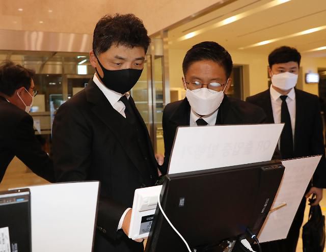 고 이건희 회장 빈소 들어서는 김범수 카카오 의장     (서울=연합뉴스) 류영석 기자 = 김범수 카카오 이사회 의장이 27일 오후 고 이건희 삼성그룹 회장의 빈소가 마련된 서울 강남구 서울삼성병원 장례식장에 조문을 위해 도착, QR 출입증을 발급받고 있다. 2020.10.27     ondol@yna.co.kr/2020-10-27 22:04:47/ <저작권자 ⓒ 1980-2020 ㈜연합뉴스. 무단 전재 재배포 금지.>