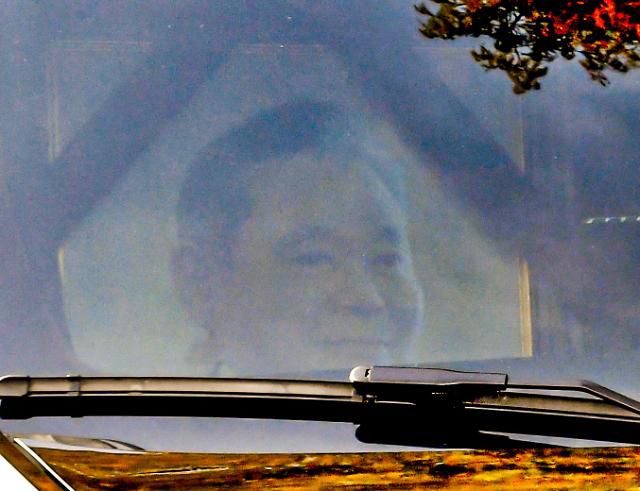 고 이건희 회장 영정을 싣고     (서울=연합뉴스) 고(故) 이건희 삼성그룹 회장 발인식이 열린 28일 오전 서울 강남구 삼성서울병원 장례식장에서 고인의 운구차량 앞 조수석에 고인의 영정이 보이고 있다. 2020.10.28 [사진공동취재단]      photo@yna.co.kr/2020-10-28 09:36:34/ <저작권자 ⓒ 1980-2020 ㈜연합뉴스. 무단 전재 재배포 금지.>