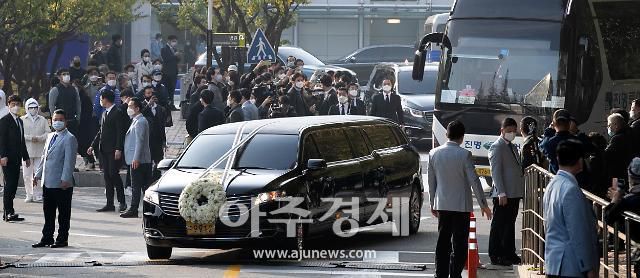 故 이건희 삼성그룹 회장 발인식이 28일 오전 서울 강남구 삼성서울병원 장례식장에서 열렸다. 운구차가 장례식장을 빠져나오고 있다. 20.10.28