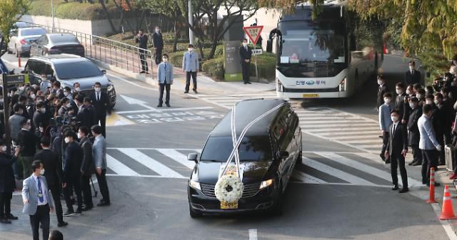 장례식장 떠나는 고 이건희 회장 운구차     (서울=연합뉴스) 28일 오전 고 이건희 삼성전자 회장의 운구차량이 서울 일원동 삼성의료원 장례식장을 빠져나오고 있다. 2020.10.28 [사진공동취재단]     photo@yna.co.kr/2020-10-28 09:27:02/ <저작권자 ⓒ 1980-2020 ㈜연합뉴스. 무단 전재 재배포 금지.>