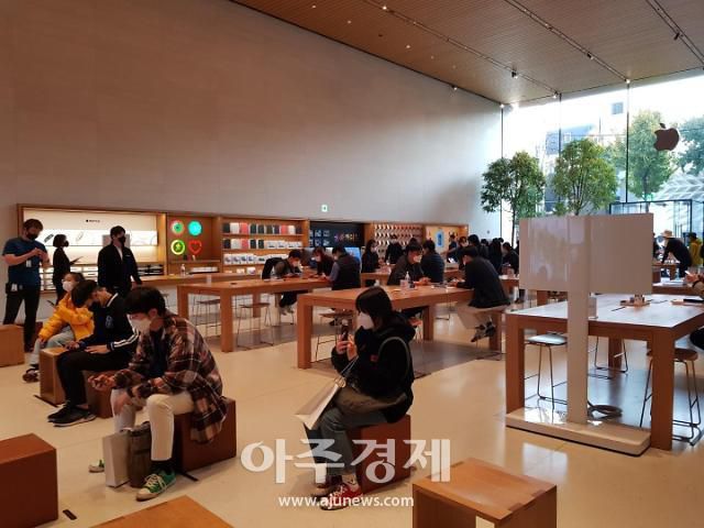 아이폰12가 정식 출시된 지난달 30일 서울 가로수길 애플스토어 매장 안 모습.