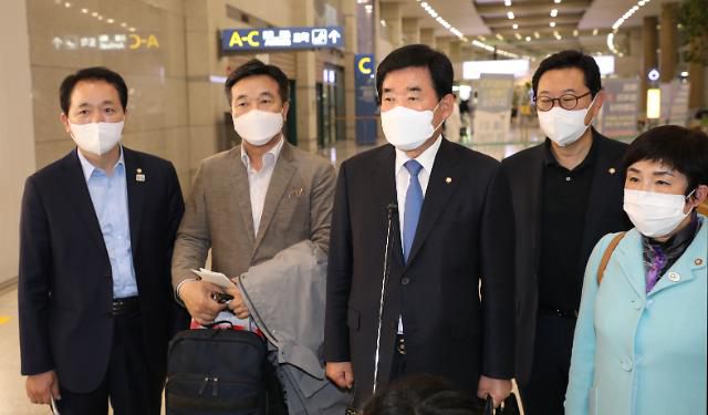 일본 방문 마친 한일의원연맹 의원들     (영종도=연합뉴스) 한상균 기자 = 일본 방문을 마치고 귀국한 더불어민주당 김진표 의원 등 한일의원연맹 소속 의원들이 14일 오후 인천공항에서 기자들의 질문에 답하고 있다.     더불어민주당 김진표·윤호중·전혜숙·김한정 의원, 국민의 힘 이채익·김석기·성일종 의원 등 한일의원연맹 소속 여야 국회의원 7명은 한일 관계 개선을 모색하기 위해 지난 12일 2박 3일의 일정으로 일본을 방문했다. 2020.11.14     xyz@yna.co.kr/2020-11-14 16:30:39/ <저작권자 ⓒ 1980-2020 ㈜연합뉴스. 무단 전재 재배포 금지.>