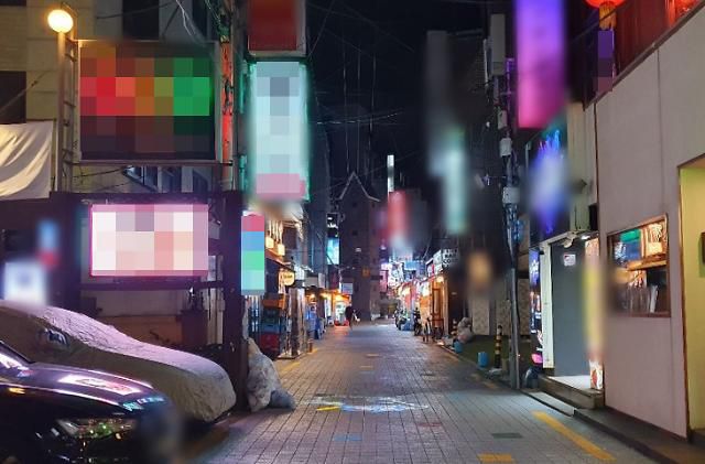 썰렁한 신촌의 번화가     (서울=연합뉴스) 김치연 기자 = 20일 서울 서대문구 신촌 거리가 한산하다. 2020.11.20     chic@yna.co.kr/2020-11-20 22:48:02/ <저작권자 ⓒ 1980-2020 ㈜연합뉴스. 무단 전재 재배포 금지.>