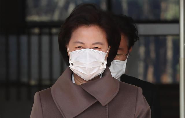 점심식사 나서는 추미애 법무부 장관     (과천=연합뉴스) 이정훈 기자 = 추미애 법무부 장관이 30일 점심식사를 위해 정부과천청사를 나서고 있다. 2020.11.30     uwg806@yna.co.kr/2020-11-30 12:19:27/ <저작권자 ⓒ 1980-2020 ㈜연합뉴스. 무단 전재 재배포 금지.>