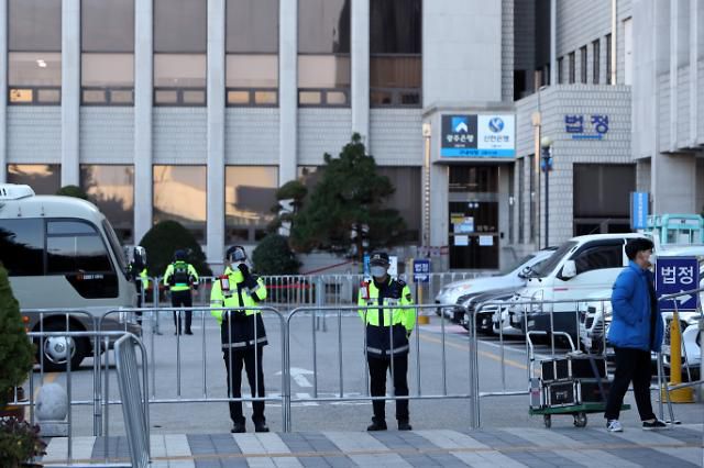 '전두환 판결'…안전사고 대비하는 경찰     (광주=연합뉴스) 정회성 기자 = 30일 전두환 전 대통령이 피고인으로 출석 예정인 광주 동구 지산동 광주지방법원에 경찰의 안전 통제선이 설치됐다. 전씨는 5·18 민주화운동 당시 헬기 사격을 목격했다고 증언한 고(故) 조비오 신부를 회고록에서 비난하고 명예를 훼손한 혐의로 재판에 넘겨져 이날 1심 선고를 받는다. 2020.11.30     hs@yna.co.kr/2020-11-30 09:47:02/ <저작권자 ⓒ 1980-2020 ㈜연합뉴스. 무단 전재 재배포 금지.>