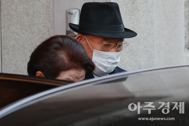 사자(死者)명예훼손 선고 공판을 앞둔 전두환 전 대통령이 30일 오전 광주지법에서 열릴 재판에 참석하기 위해 서울 서대문구 연희동 자택을 나서고 있다. 전두환 씨는  2017년 4월 펴낸 회고록에서 1980년 5·18 민주화운동 당시 '헬기사격'을 증언한 고(故) 조비오 신부를 '파렴치한 거짓말쟁이'라고 비난하고 명예를 훼손한 혐의로 재판에 넘겨졌다. 20.11.30