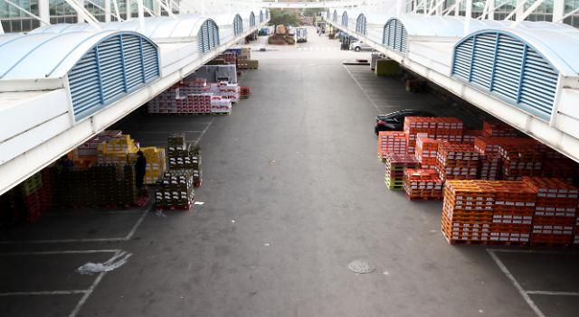 적적한 도매시장     (서울=연합뉴스) 류영석 기자 = 지난달 소비자물가 상승률이 두 달 연속 0%대 저물가를 이어가는 가운데 2일 오후 서울 강서농산물도매시장에서 상인들이 농산물을 나르고 있다.     이날 통계청 소비자물가 동향에 따르면 11월 소비자물가지수는 105.50(2015년=100)으로 작년 동월 대비 0.6% 상승했다. 이중 농산물 물가 상승률은 전월(18.7%)에 비해 낮아진 13.2%를 나타냈다. 2020.12.2     ondol@yna.co.kr/2020-12-02 15:03:18/ <저작권자 ⓒ 1980-2020 ㈜연합뉴스. 무단 전재 재배포 금지.>