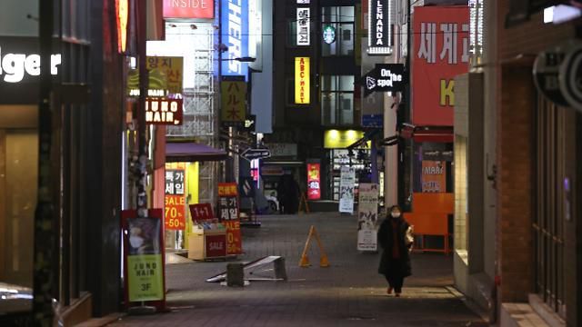 썰렁한 명동     (서울=연합뉴스) 류영석 기자 = 주말인 13일 오후 서울 명동거리가 비교적 한산한 모습을 보이고 있다. 2020.12.13     ondol@yna.co.kr/2020-12-13 20:00:29/ <저작권자 ⓒ 1980-2020 ㈜연합뉴스. 무단 전재 재배포 금지.>