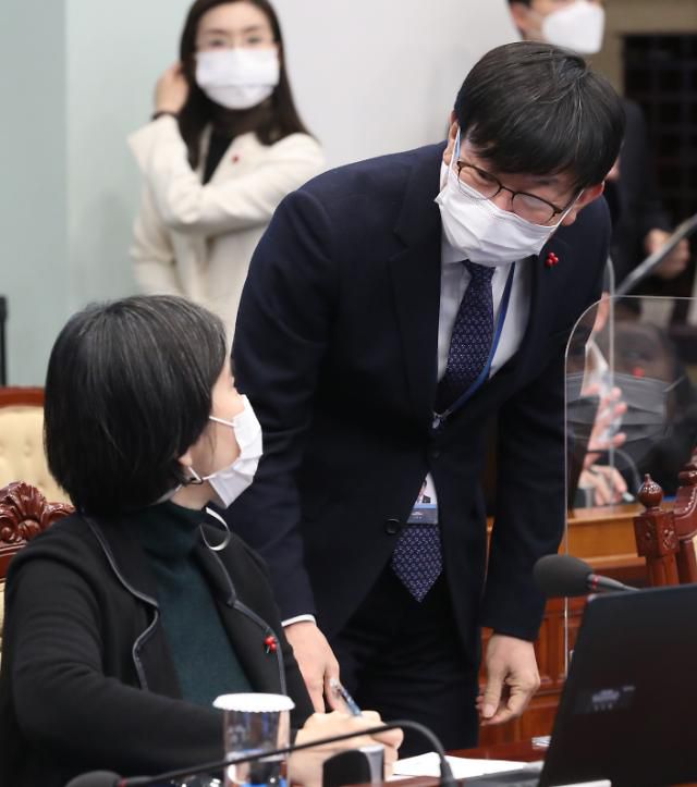 장지연 선임연구위원과 대화하는 김상조 정책실장     (서울=연합뉴스) 김주성 기자 = 김상조 청와대 정책실장이 14일 청와대에서 열린 수석·보좌관 회의에서 장지연 한국노동연구원 선임연구위원과 대화하고 있다. 2020.12.14     utzza@yna.co.kr/2020-12-14 15:06:48/ <저작권자 ⓒ 1980-2020 ㈜연합뉴스. 무단 전재 재배포 금지.>