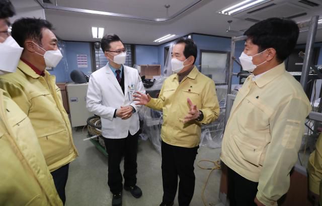 코로나19 병상 점검하는 정세균 총리     (평택=연합뉴스) 김주형 기자 = 정세균 국무총리(오른쪽 두번째)가 코로나19 병상 현장점검으로 19일 오전 경기도 평택시에 있는 박애병원을 찾아 만들어지는 병상을 둘러보며 김병근 병원장과 대화하고 있다. 2020.12.19     kjhpress@yna.co.kr/2020-12-19 12:14:19/ <저작권자 ⓒ 1980-2020 ㈜연합뉴스. 무단 전재 재배포 금지.>