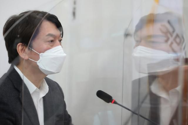 발언하는 국민의당 안철수 대표     (서울=연합뉴스) 안정원 기자 = 국민의당 안철수 대표가 14일 국회에서 열린 최고위원회의에서 발언하고 있다. 2020.12.14     jeong@yna.co.kr/2020-12-14 10:16:40/ <저작권자 ⓒ 1980-2020 ㈜연합뉴스. 무단 전재 재배포 금지.>