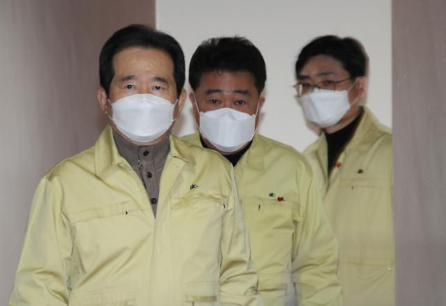 코로나19 중대본 회의 참석하는 정세균 총리      (서울=연합뉴스) 김승두 기자 = 정세균 국무총리가 휴일인 19일 오전 정부서울청사에서 열린 신종 코로나바이러스 감염증(코로나19) 대응 중앙재난안전대책본부(중대본) 회의에 김성수 비서실장과 함께 참석하고 있다. 2020.12.19     kimsdoo@yna.co.kr/2020-12-19 08:54:21/ <저작권자 ⓒ 1980-2020 ㈜연합뉴스. 무단 전재 재배포 금지.>