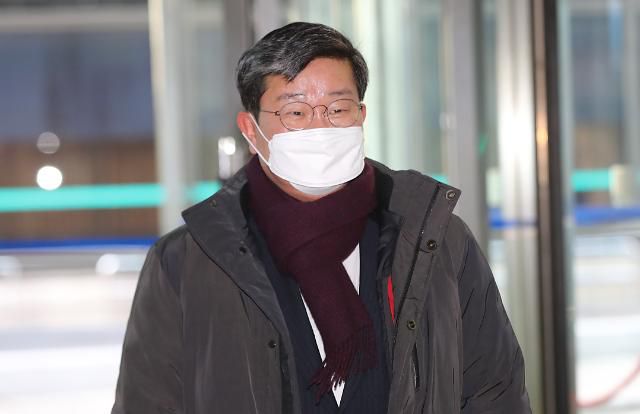 출근하는 전해철 행안부 장관 후보자     (서울=연합뉴스) 백승렬 기자 = 전해철 행정안전부 장관 후보자가 청문회를 하루 앞둔 21일 오전 서울 광화문 임시 사무실로 출근하고 있다. 2020.12.21     srbaek@yna.co.kr/2020-12-21 10:11:41/ <저작권자 ⓒ 1980-2020 ㈜연합뉴스. 무단 전재 재배포 금지.>