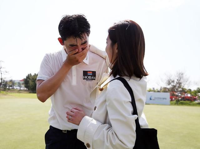 눈물을 보이던 김비오와 그의 아내