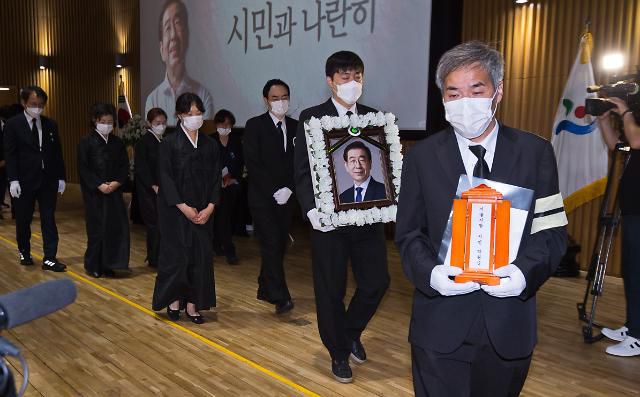 13일 오전 서울시청 다목적홀에서 열린 박원순 서울시장의 영결식이 끝나고 고인의 영정이 퇴장하고 있다.