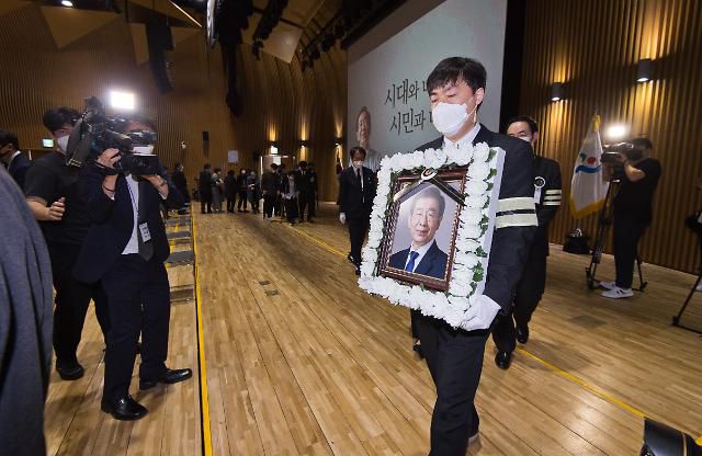 13일 오전 서울시청 다목적홀에서 열린 박원순 서울시장의 영결식이 끝나고 고인의 영정이 퇴장하고 있다.