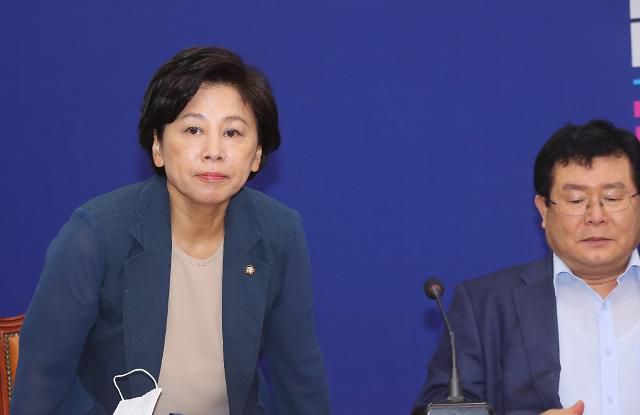 최고위 참석하는 남인순      (서울=연합뉴스) 진성철 기자 = 더불어민주당 남인순 최고위원(왼쪽)이 24일 국회에서 열린 최고위원회의에 참석하고 있다.  2020.7.24     zjin@yna.co.kr/2020-07-24 12:10:40/ <저작권자 ⓒ 1980-2020 ㈜연합뉴스. 무단 전재 재배포 금지.>