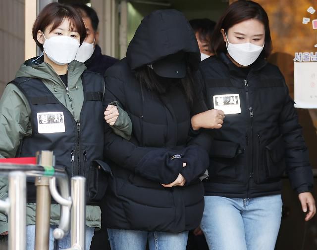 '16개월 입양아 학대 사망 혐의' 모친 영장심사     (서울=연합뉴스) 임화영 기자 = 생후 16개월 입양아 학대 치사 혐의를 받는 모친 A씨가 11일 오전 서울 양천구 남부지법에서 구속 전 피의자 심문(영장실질심사)을 받은 뒤 청사를 나서고 있다. 2020.11.11     hwayoung7@yna.co.kr/2020-11-11 11:42:41/ <저작권자 ⓒ 1980-2020 ㈜연합뉴스. 무단 전재 재배포 금지.>