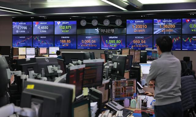 코스피 지수가 3000을 돌파했다. 6일 오전 서울 중구 명동 하나은행 딜링룸에서 딜러들이 업무를 보고 있다.