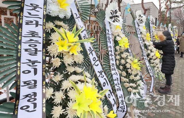 입양한 양부모 학대로 16개월만에 숨진 정인이 사건 첫 재판을 이틀 앞둔 11일 오전 서울 양천구 서울남부지방검찰청 앞에서 대한아동학대방지협회관계자들이 정인이를 추모하는 근조화환과 문구를 설치하고 있다.