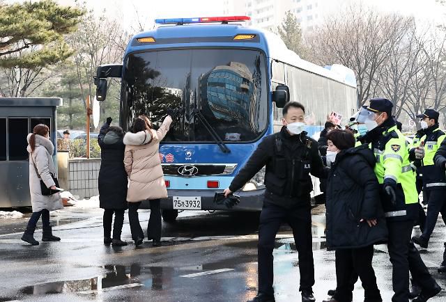 법원 나가는 '정인이' 양모가 탄 호송차     (서울=연합뉴스) 윤동진 기자 = 16개월 된 입양 딸 정인 양을 학대해 숨지게 한 혐의를 받는 양부모의 첫 재판이 열린 13일 서울남부지법에서 양모가 탄 호송차가 법원을 빠져나가자 시민들이 항의하고 있다. 2021.1.13     mon@yna.co.kr/2021-01-13 12:31:15/ <저작권자 ⓒ 1980-2021 ㈜연합뉴스. 무단 전재 재배포 금지.>