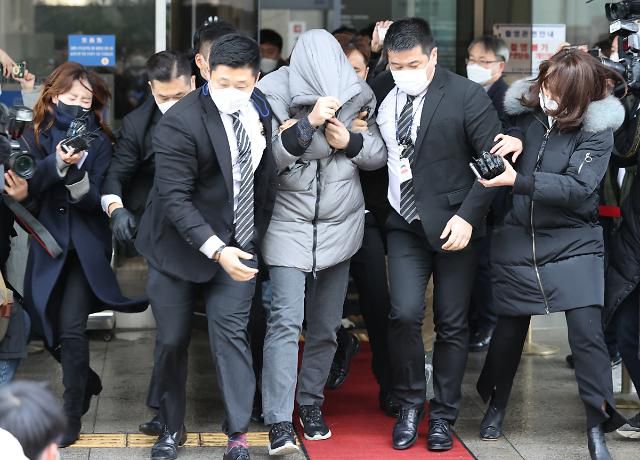 첫 공판 마치고 나오는 '정인이' 양부     (서울=연합뉴스) 홍해인 기자 = 16개월 된 입양 딸 정인 양을 학대해 숨지게 한 혐의를 받는 양부모의 첫 재판이 열린 13일 서울남부지법에서 양부 안 모 씨가 재판을 마치고 나오고 있다. 2021.1.13      hihong@yna.co.kr/2021-01-13 12:02:03/ <저작권자 ⓒ 1980-2021 ㈜연합뉴스. 무단 전재 재배포 금지.>