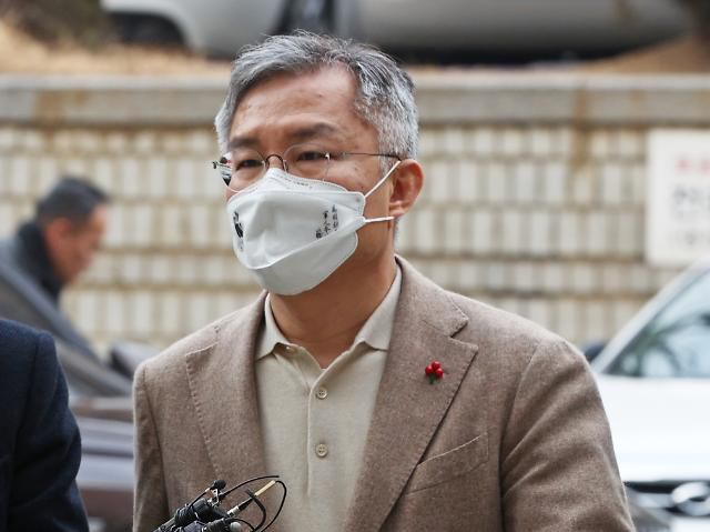굳은 표정으로 결심 공판 향하는 최강욱 대표     (서울=연합뉴스) 류영석 기자 = 조국 전 법무부 장관 아들의 인턴 활동 확인서를 허위로 작성해준 혐의로 기소된 열린민주당 최강욱 대표가 23일 오후 서울 서초구 서울중앙지법에서 열린 결심 공판에 출석하기 위해 법정으로 향하고 있다. 2020.12.23     ondol@yna.co.kr/2020-12-23 16:05:37/ <저작권자 ⓒ 1980-2020 ㈜연합뉴스. 무단 전재 재배포 금지.>