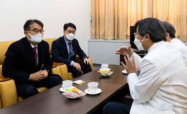 윤종인 개인정보보호위원회 위원장이 가명정보 결합현장 방문으로 26일 오후 고양시에 위치한 국립 암센터에서 차담회를 가지고 있다.