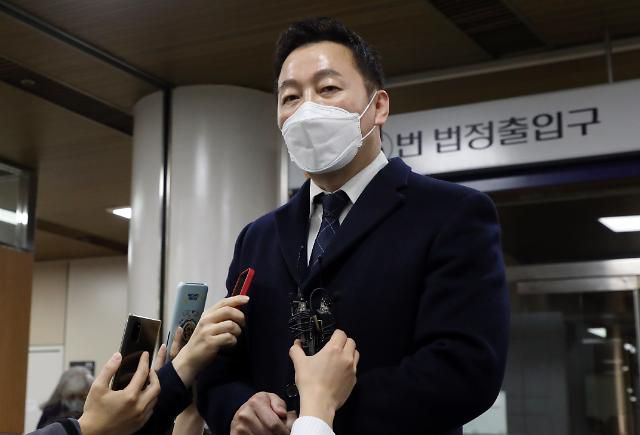 무죄 선고받은 정봉주 전 의원     (서울=연합뉴스) 한상균 기자 = 정봉주 전 의원이 27일 오후 서울중앙지법에서 '성추행 의혹 보도 반박' 무고 혐의 무죄를 선고받은 후 기자들의 질문에 답하고 있다. 2021.1.27     xyz@yna.co.kr/2021-01-27 14:48:29/ <저작권자 ⓒ 1980-2021 ㈜연합뉴스. 무단 전재 재배포 금지.>