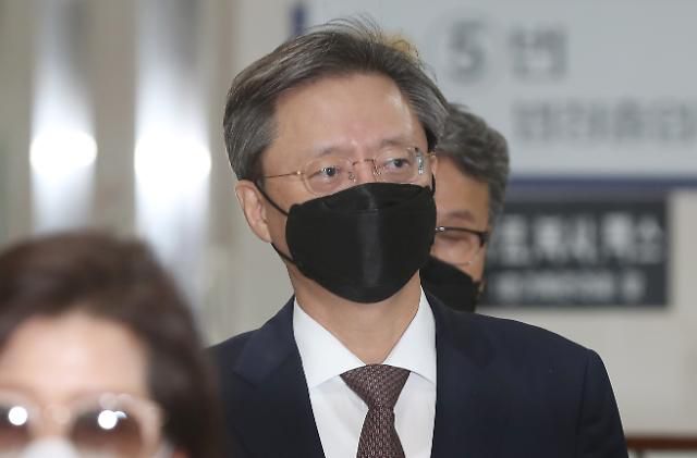 재판 출석하는 우병우 전 민정수석     (서울=연합뉴스) 신준희 기자 = '국정농단ㆍ불법사찰' 혐의를 받는 우병우 전 청와대 민정수석이 2일 서울고등법원에서 열리는 공판에 출석하고 있다. 2020.6.2     hama@yna.co.kr/2020-06-02 14:11:20/ <저작권자 ⓒ 1980-2020 ㈜연합뉴스. 무단 전재 재배포 금지.>