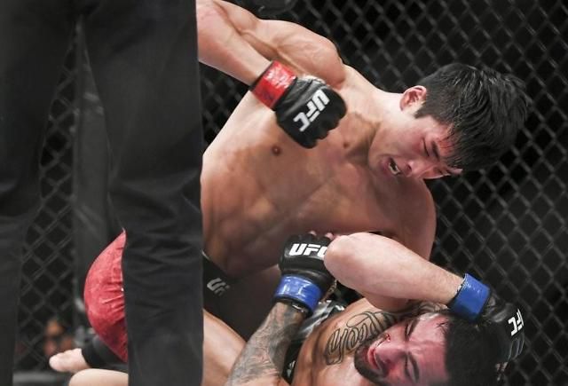 2019년 12월 UFC 부산에서 파운딩 중인 최승우