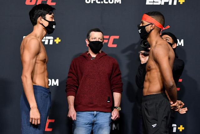 잘랄(右)과 마주한 최승우(左)