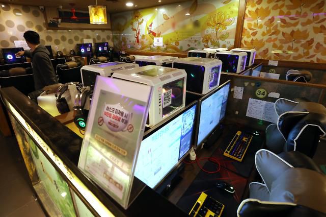 점등시위 나선 PC방     (서울=연합뉴스) 이지은 기자 = 정부의 PC방 영업 제한 조치가 연장된 가운데 일부 PC방 업주들이 항의의 의미로 오후 9시 이후 불은 켜놓은 채 영업은 하지 않은 점등 시위를 하고 있다. 19일 오후 서울시내 한 PC방 모니터가 켜져 있다. 2021.1.19     jieunlee@yna.co.kr/2021-01-19 21:48:55/ <저작권자 ⓒ 1980-2021 ㈜연합뉴스. 무단 전재 재배포 금지.>