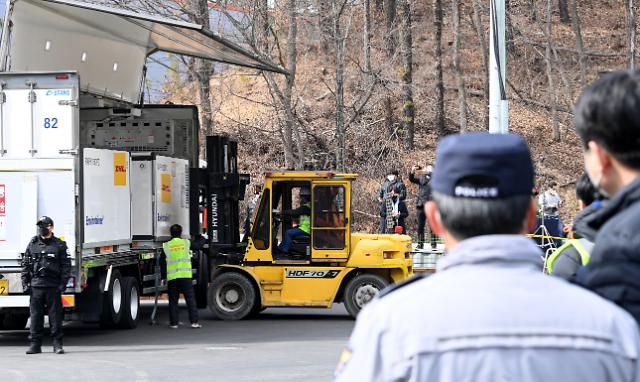 지게차로 옮겨지는 코로나19 백신     (서울=연합뉴스) 국내 첫 신종 코로나바이러스 감염증(코로나19) 백신 접종을 이틀 앞둔 24일 경기도 이천의 지트리비앤티 물류센터에서 관계자들이 경북 안동시 SK바이오사이언스 공장에서 위탁 생산된 아스트라제네카 백신을 지게차를 이용해 옮기고 있다.     이날 물류센터에 도착한 백신은 정부가 계약한 75만 명분의 일부인 15만 명분으로, 하루 뒤인 25일부터 전국 각지 보건소와 요양병원으로 순차적으로 운송될 예정이다. 2021.2.24 [사진공동취재단]     photo@yna.co.kr/2021-02-24 14:58:43/ <저작권자 ⓒ 1980-2021 ㈜연합뉴스. 무단 전재 재배포 금지.>